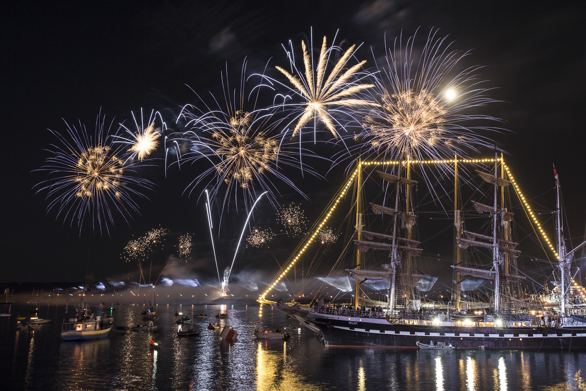 Le Belem, spectateur du feux artifice Brest 2016 feux-cloture5-brest2016-ecrins-photo