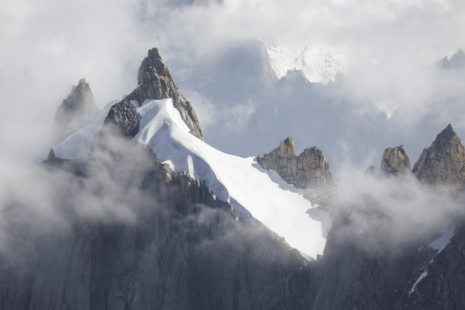 2016, en montagne... Côtoyer ce monde fait d'arête, d'aiguille ou de crête, tutoyant les cieux, n'hésitant pas à percer les nuages. Cimes de Haute Savoie, qui se parent de mille couleurs au fil des journées.



