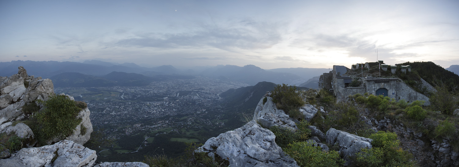 Crépuscule au fort du Saint-Eynard
Petite photo de cet été, sur les hauteurs de Grenoble, au fort du Saint Eynard, l’obscurité à déjà gagné la ville tandis que les dernières lumières chatouille le fort sur les hauteurs de Chartreuses.
