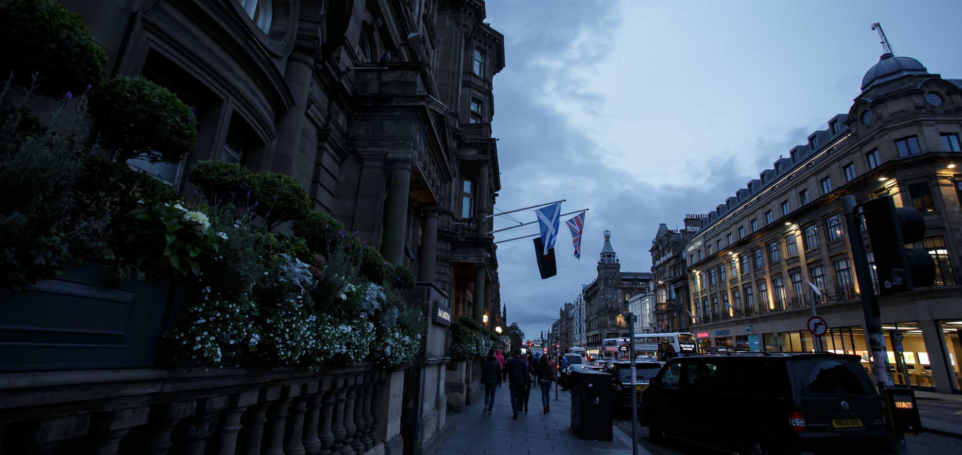 
 Petit  souvenir d’Edimbourg, ses rues, ses quartiers, se promener dans cette  ville à l’entrée de la nuit avant de se plonger au cœur de l’Ecosse … 



Small memory of Edinburgh, its streets, its neighborhoods, wander through this city to the entrance of the night before immersing yourself in the heart