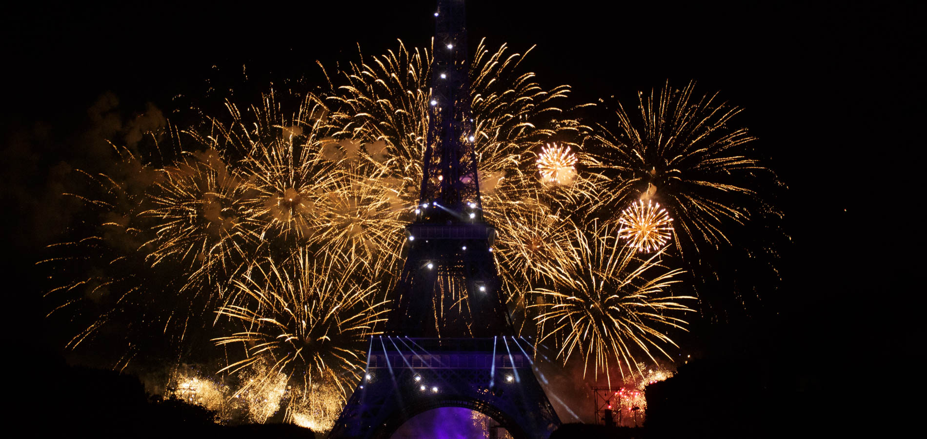 Feux d’artifice du 14 Juillet 2019 sur la Tour Eiffel, Paris Quand la dame de fer s'illumine de mille feux pour la fête national Française du 14 Juillet.
