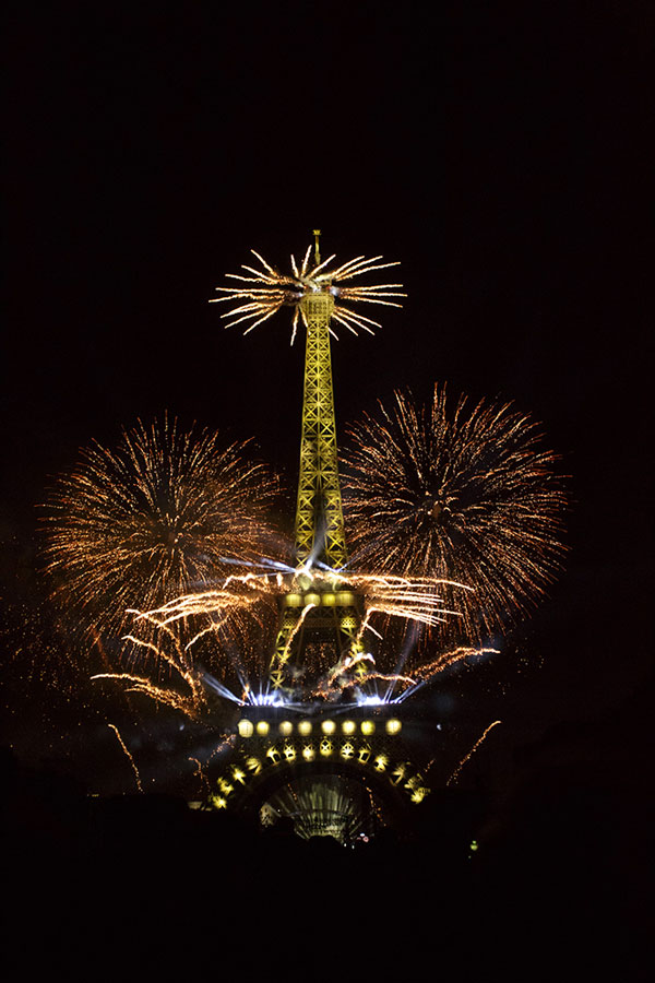 Feux d'artifice du 14 Juillet sur la tour Eiffel à Paris