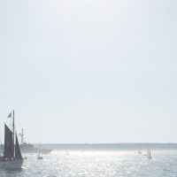 Du vieux gréement de pêche au navire de la Navire, tous de sortis pour la grande parade.