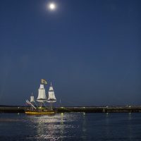 Le Shtandart sous la lune pour les parades nocturne