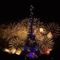 Feux d'artifice du 14 Juillet, fête national Française à Paris sur la tour Eiffel