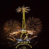 Feux d'artifice du 14 Juillet sur la tour Eiffel à Paris